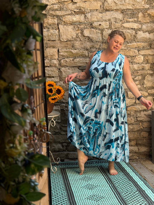 Stunning Tenda Ruched Dress Fits up to Size 20 in blue print