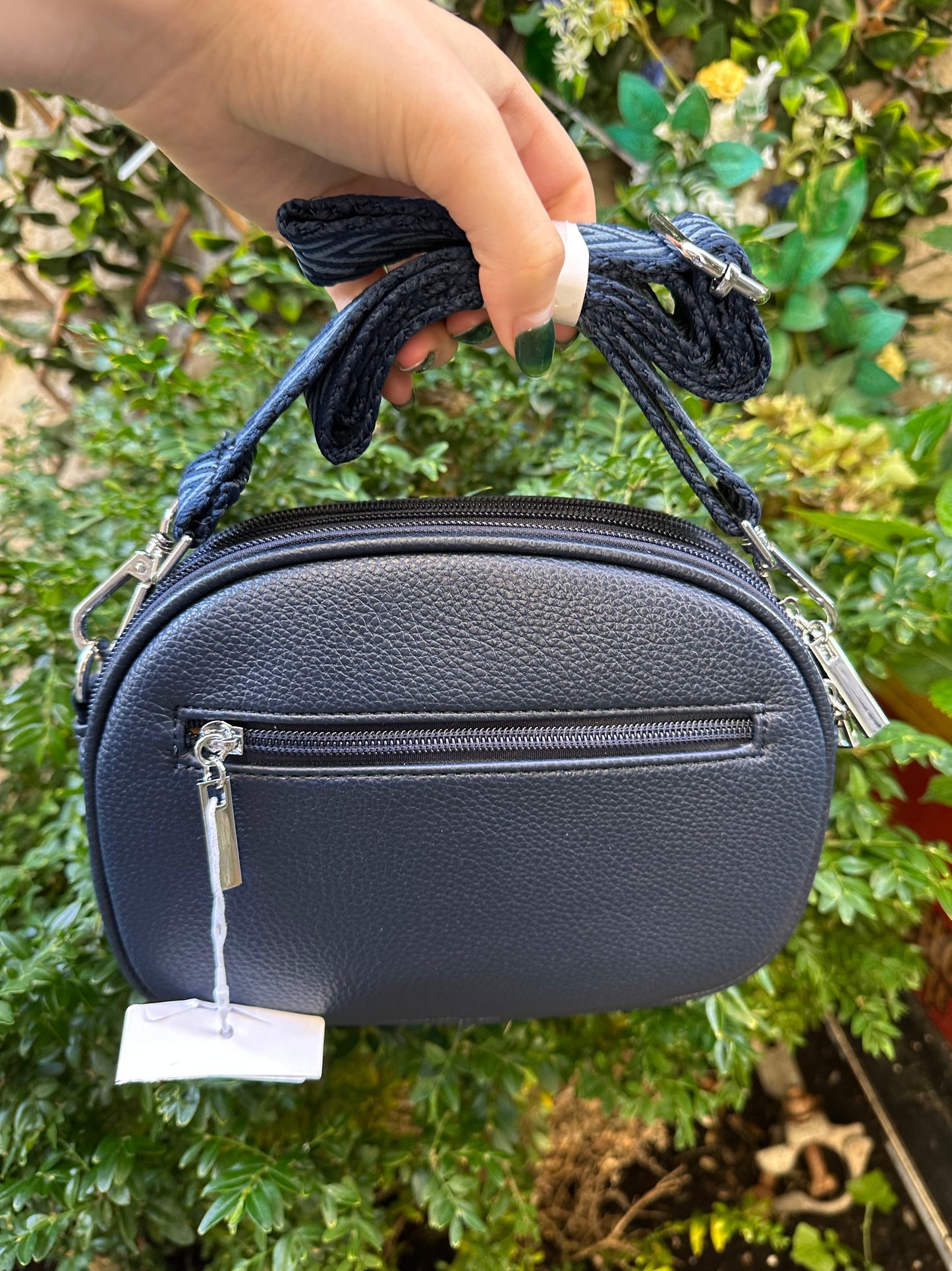 Oval crossbody bag in deep blue/black