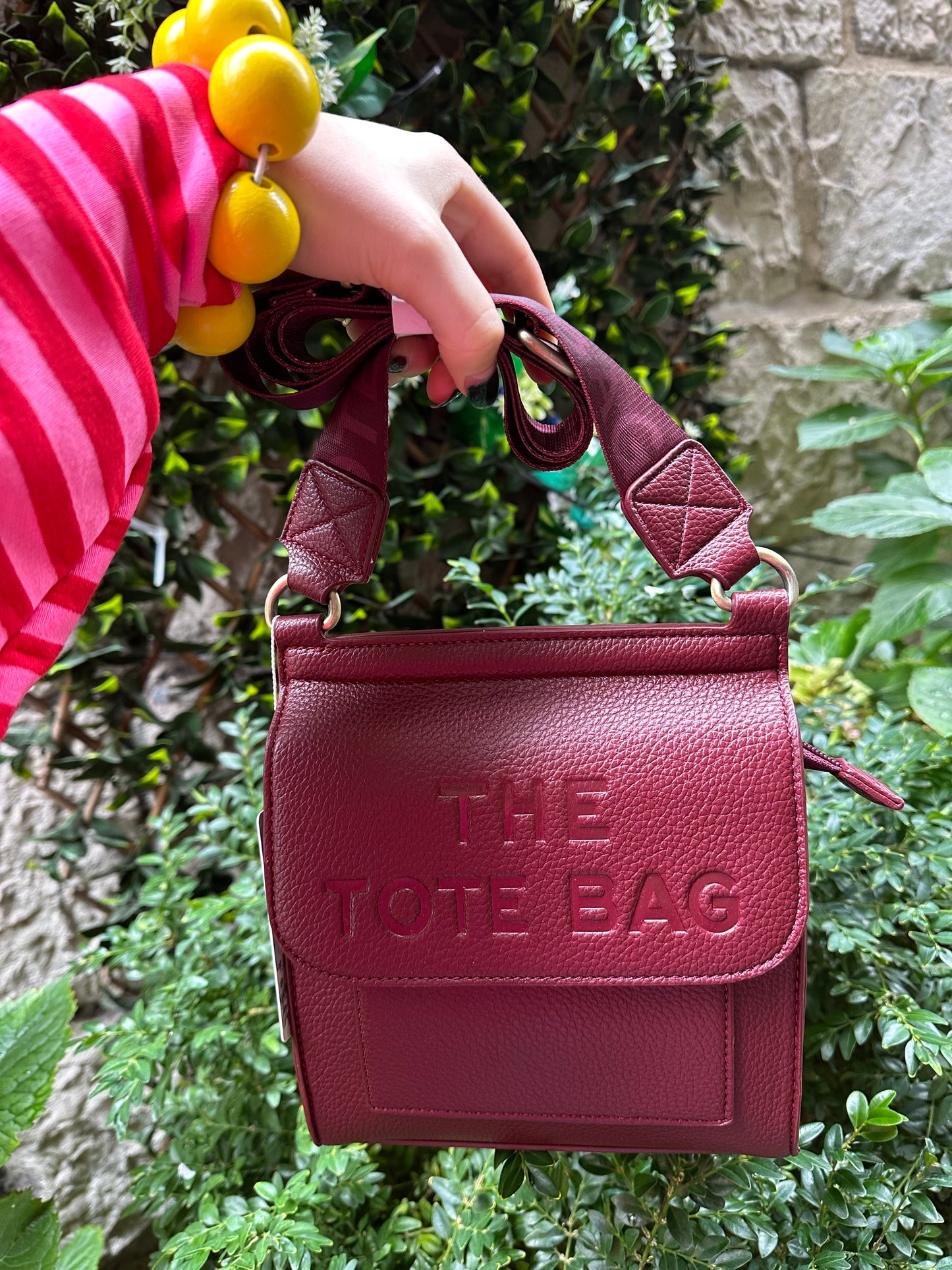 The tote bag in burgundy