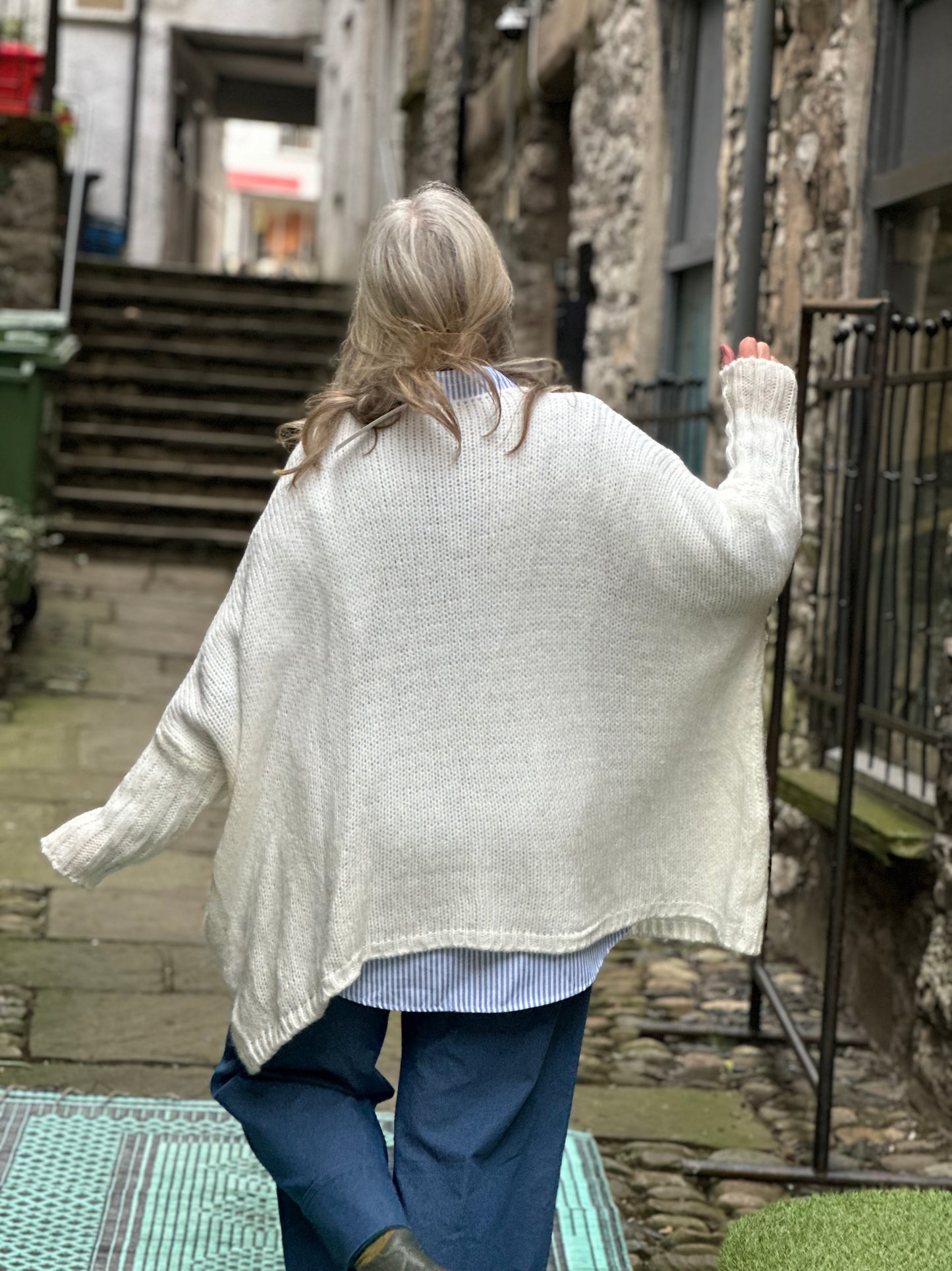 Stunning Over Sized knitted Jumper In White Size 12-22