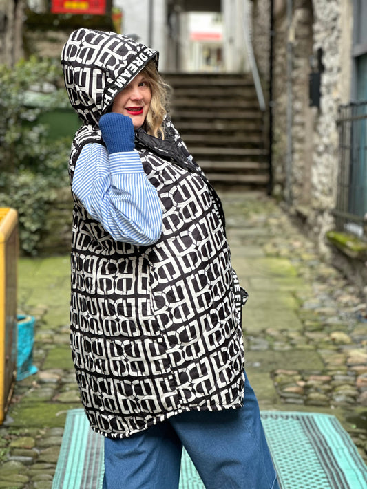 Ladies Stunning Monochrome Padded & Hooded Gilet Size 10-18