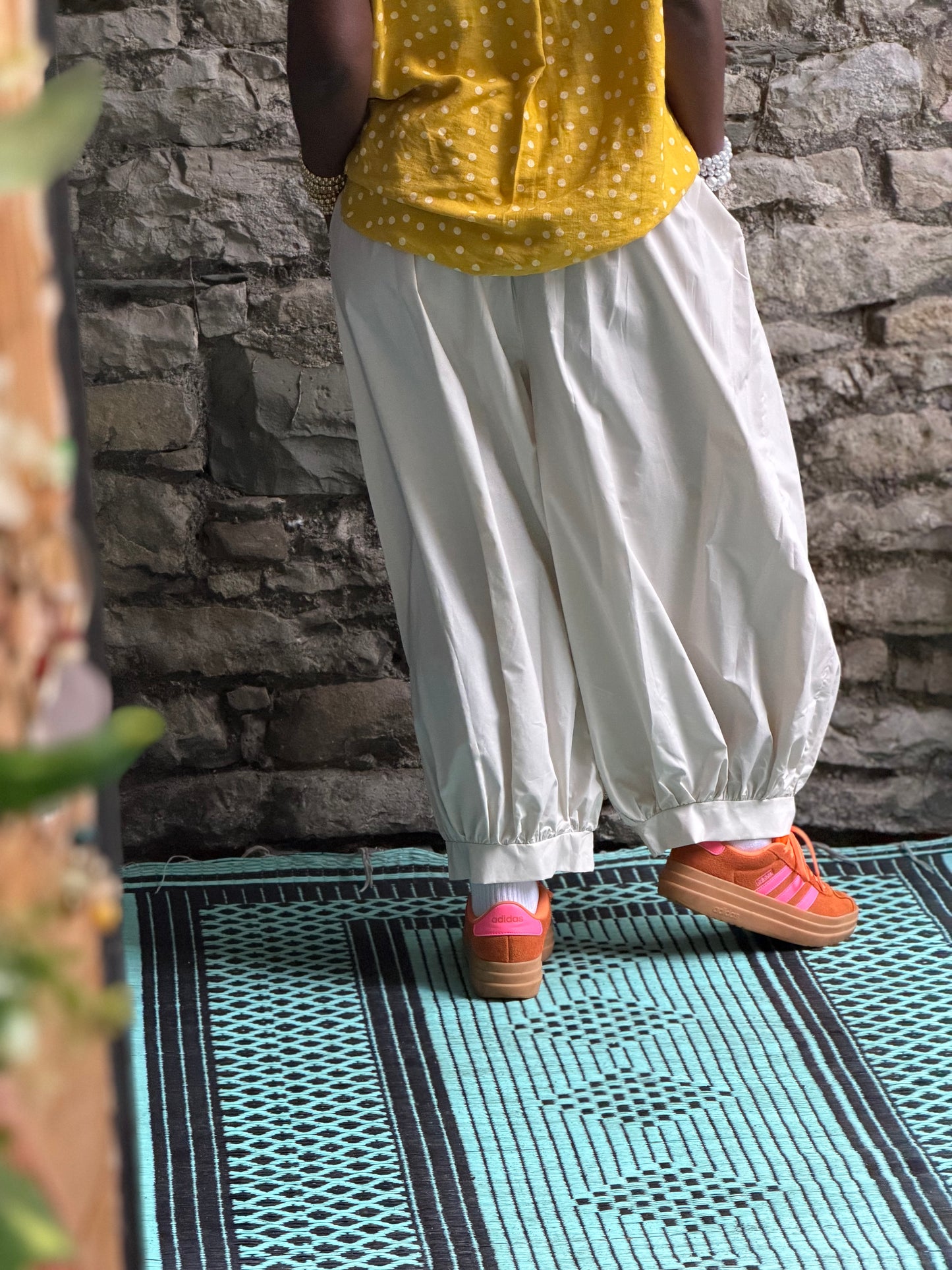 Stunning Oyya Trousers In Beige One Size 8-20