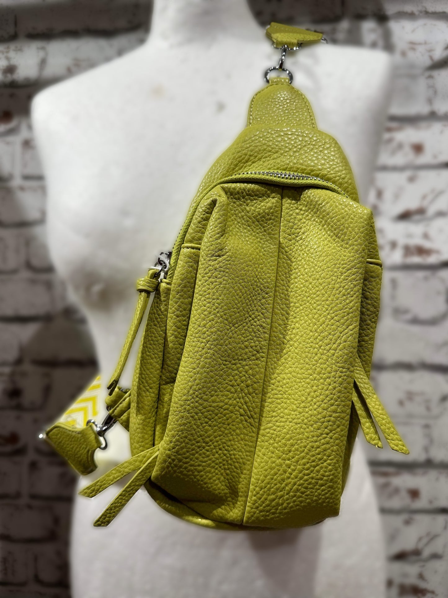 Sling bag in lime