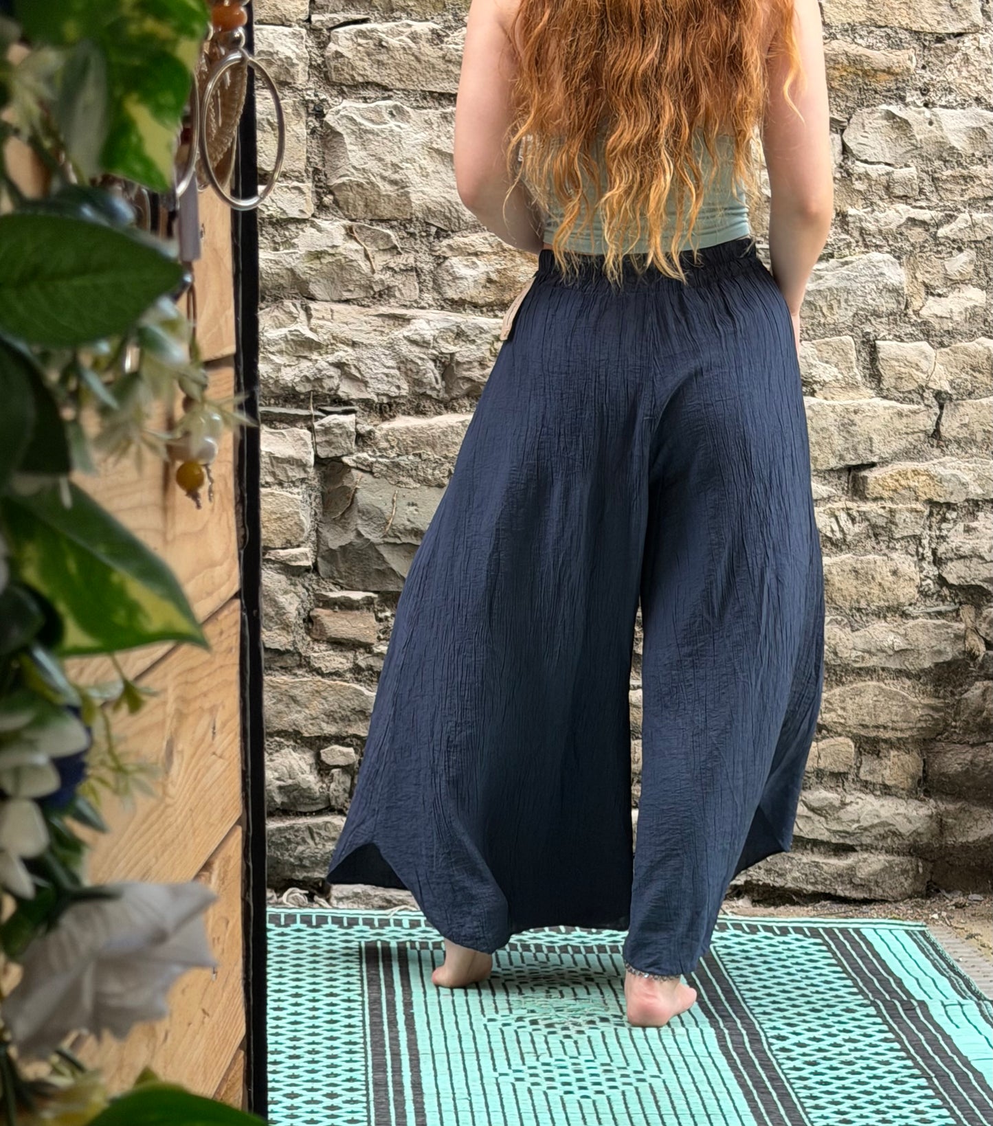 Amoki Crinkle Fully Elasticated Floaty Trousers One Fit Size 8-18 In Navy