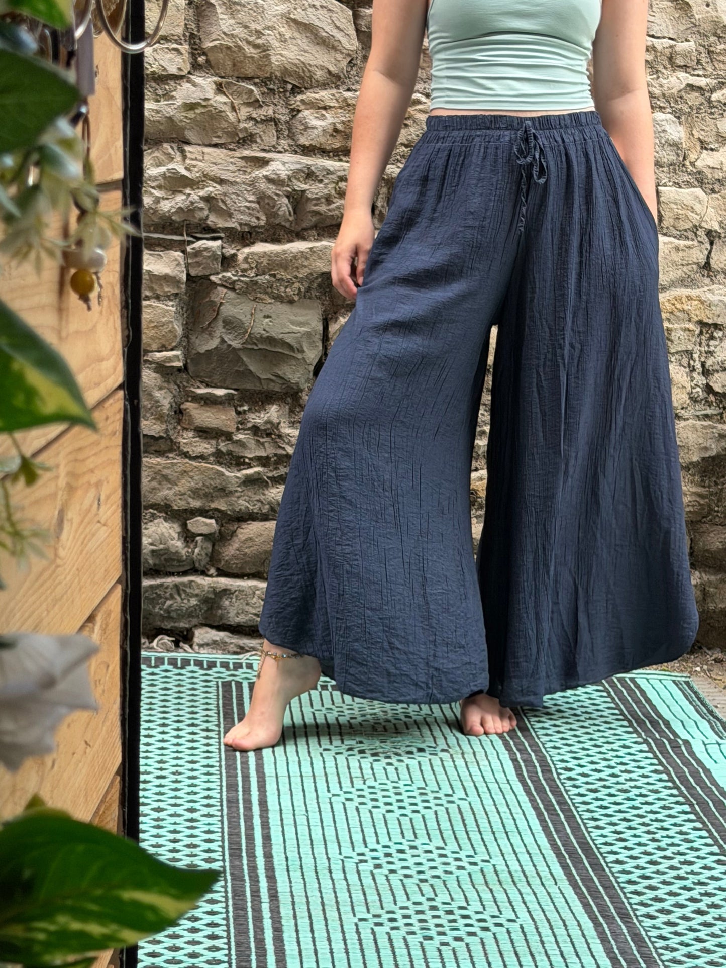 Amoki Crinkle Fully Elasticated Floaty Trousers One Fit Size 8-18 In Navy