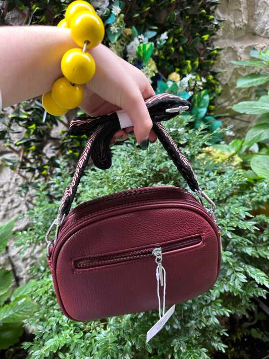 Oval crossbody bag in burgundy