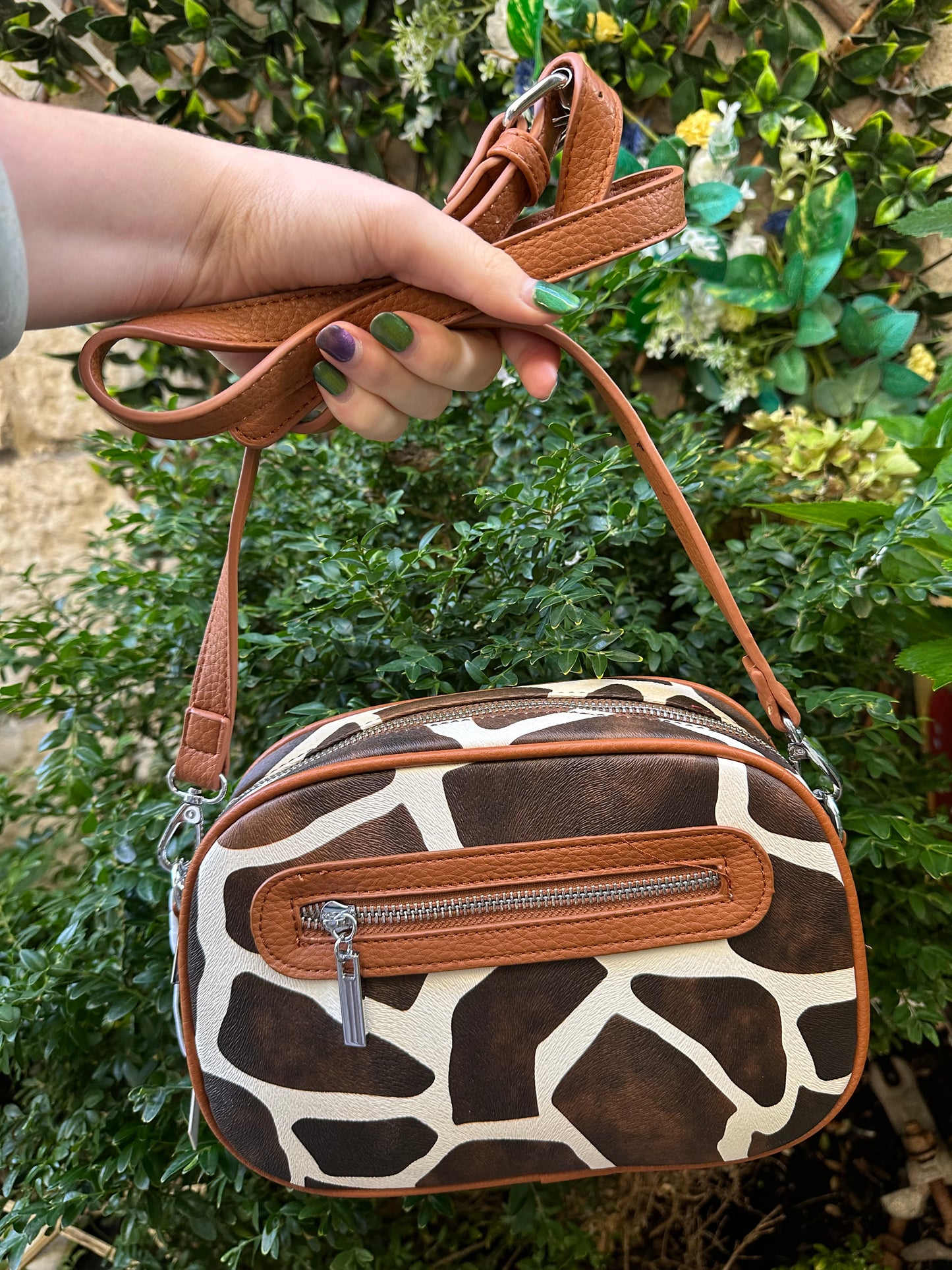 Crossbody bag in giraffe print