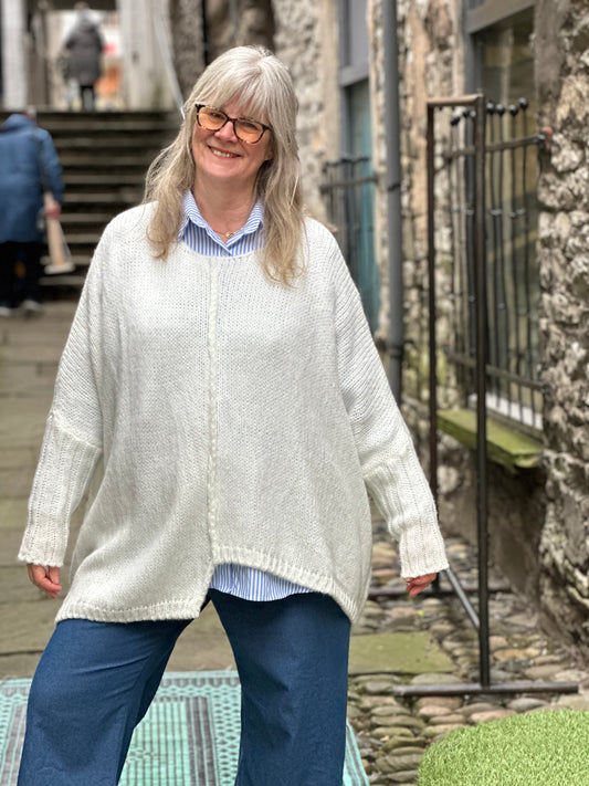 Stunning Over Sized knitted Jumper In White Size 12-22