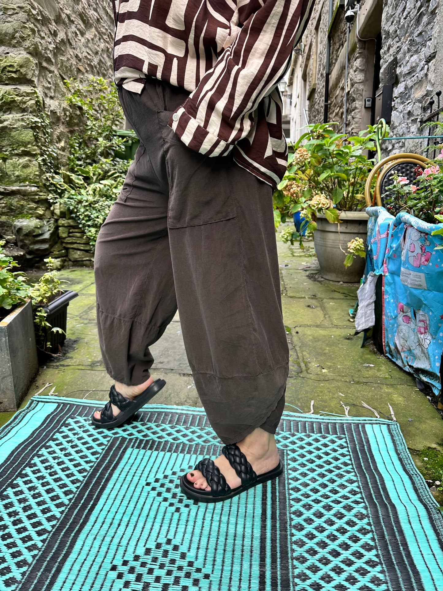 Kuiza Cord Trousers Fit Size 8-18 In Earth Brown