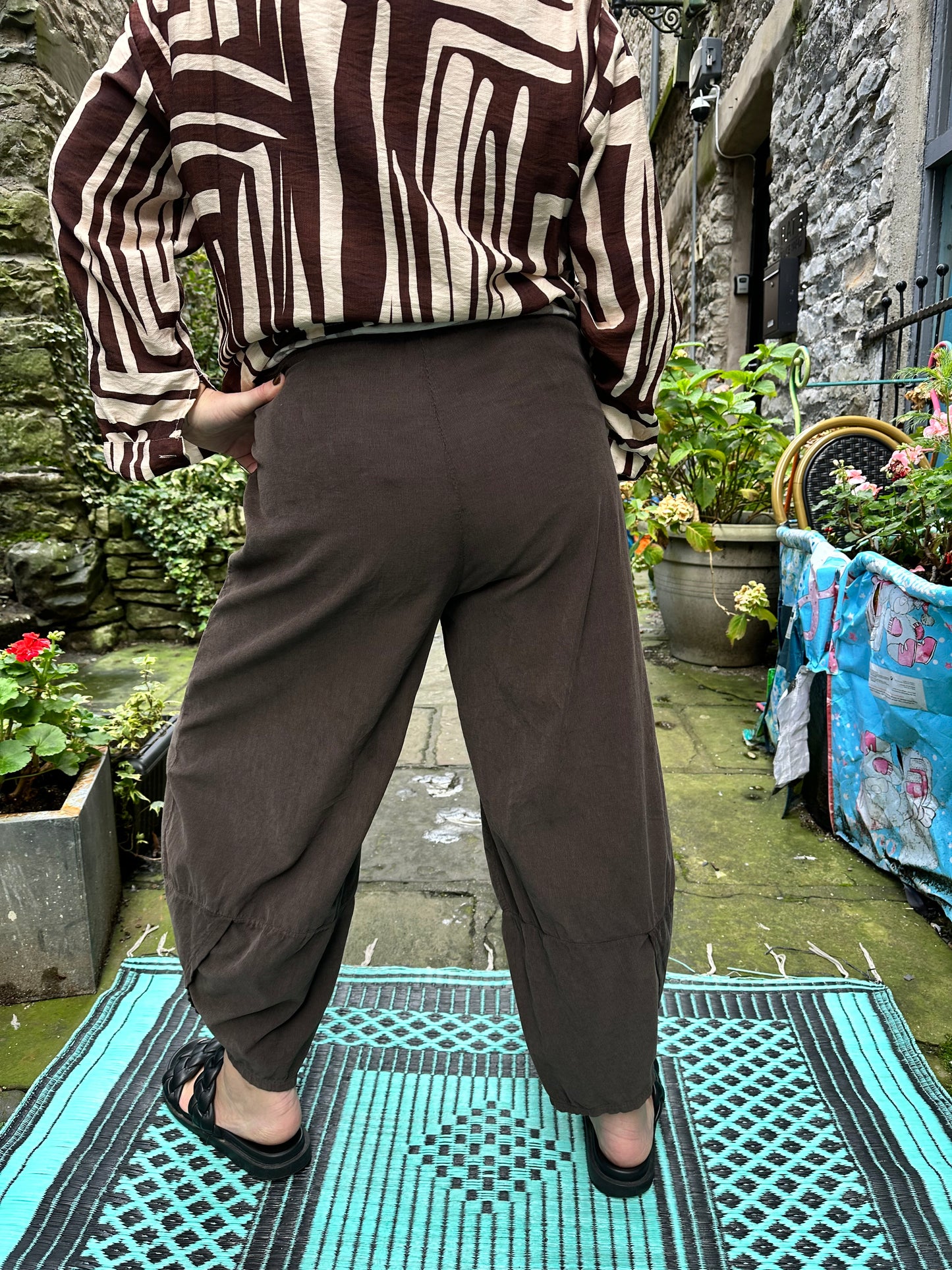 Kuiza Cord Trousers Fit Size 8-18 In Earth Brown