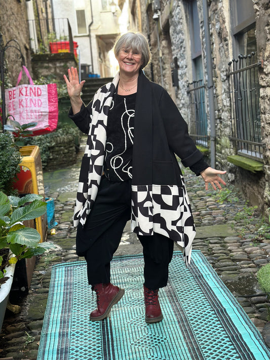 Stunning Waterfall Monochrome Jacket Size 12-22