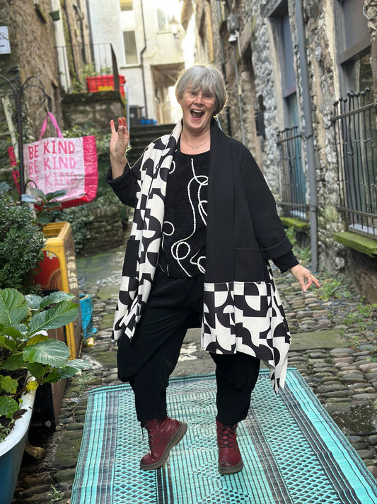 Stunning Waterfall Monochrome Jacket Size 12-22