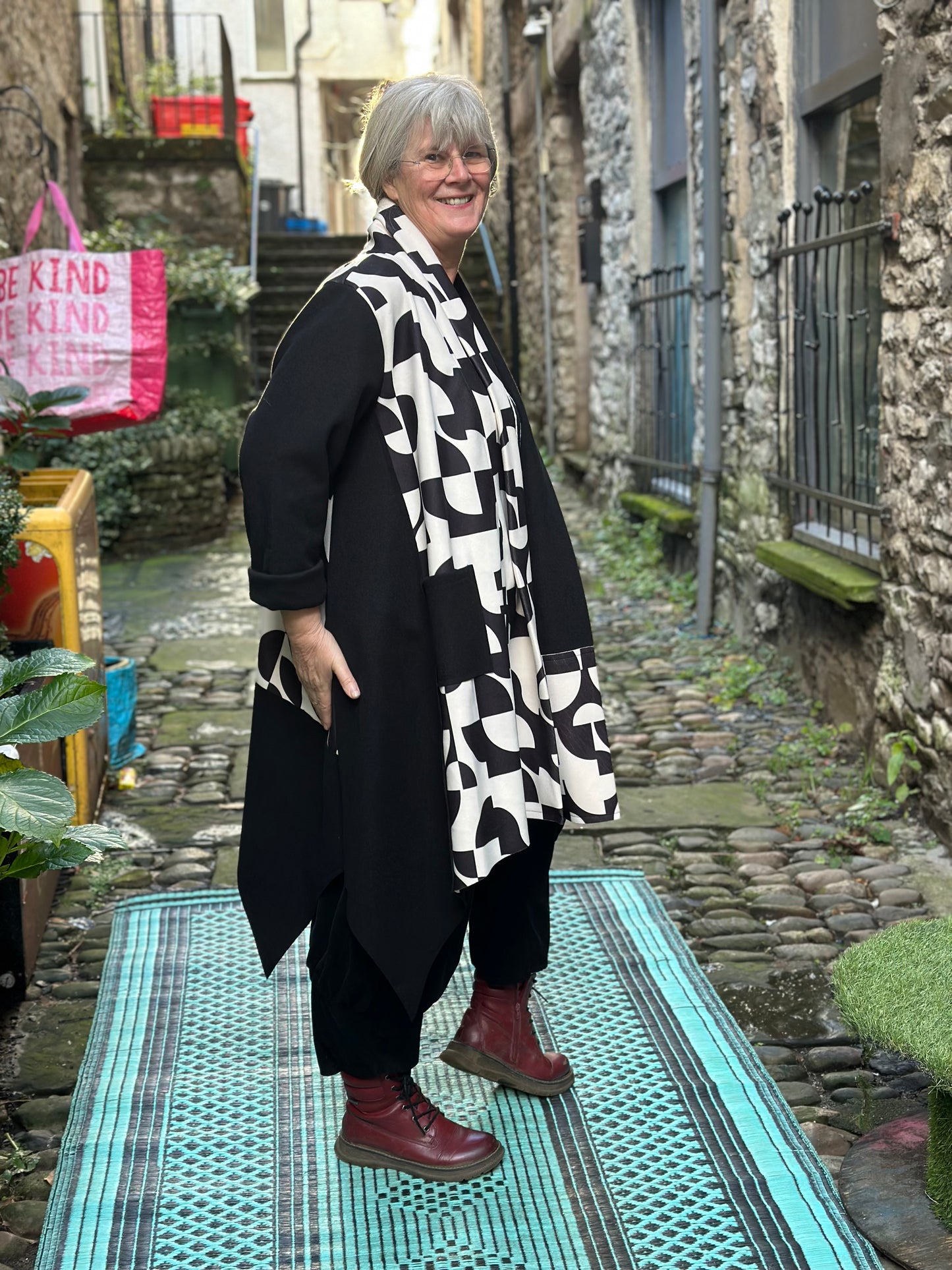 Stunning Waterfall Monochrome Jacket Size 12-22