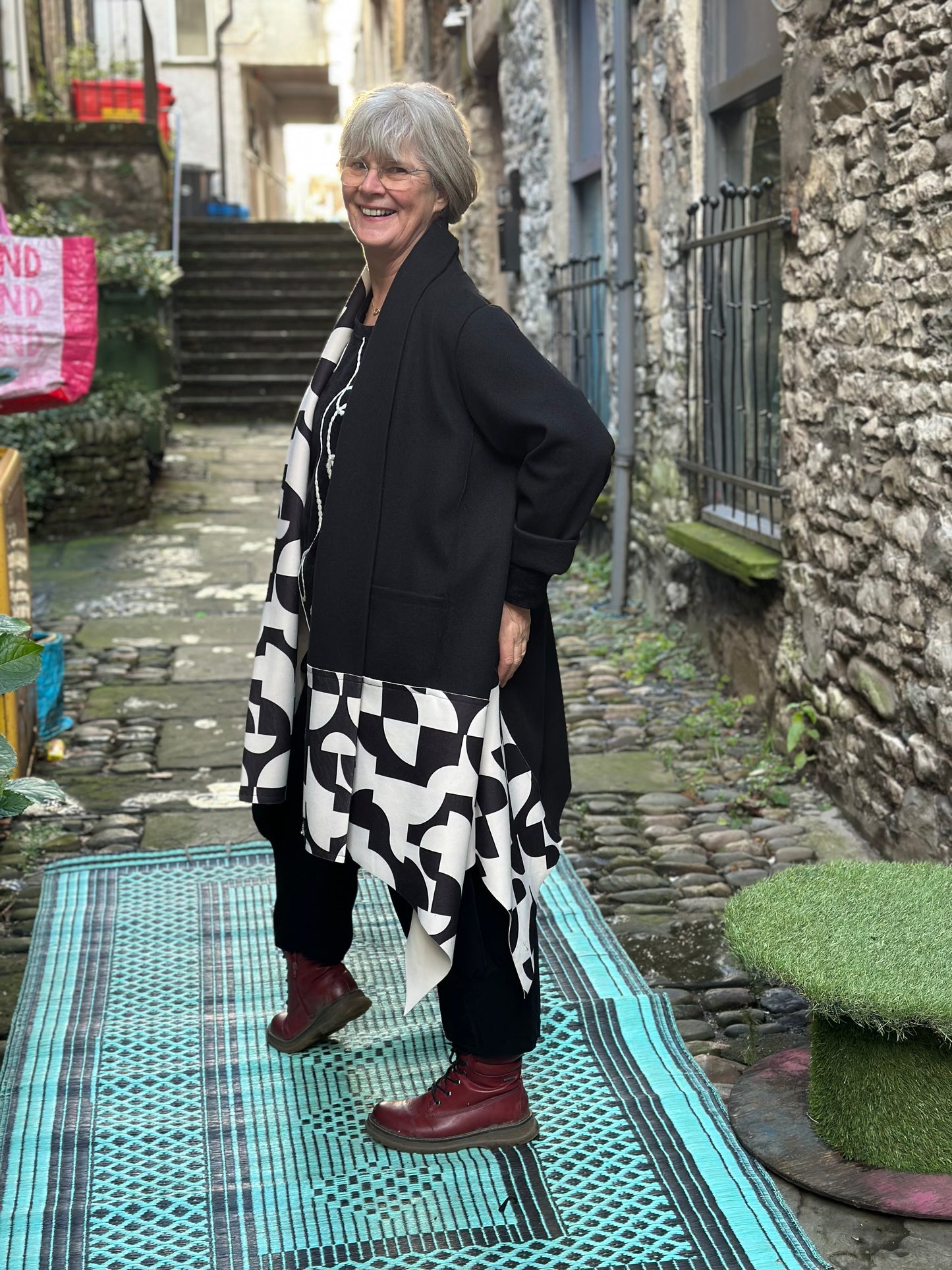 Stunning Waterfall Monochrome Jacket Size 12-22