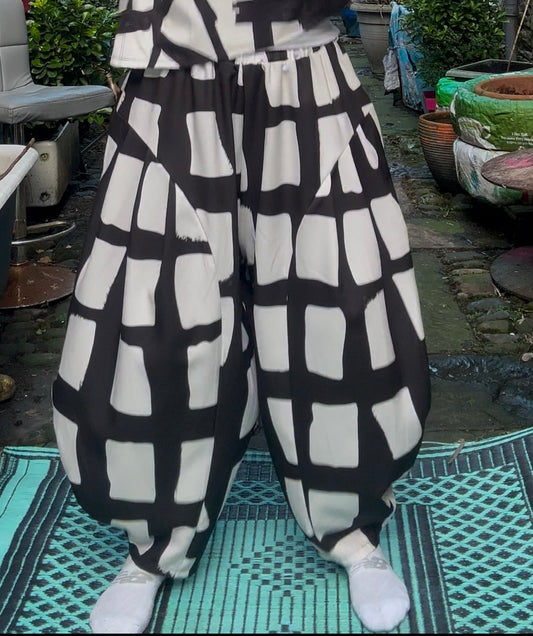 Kiwaza Black & White Trendy Trousers Fits Size 10 20