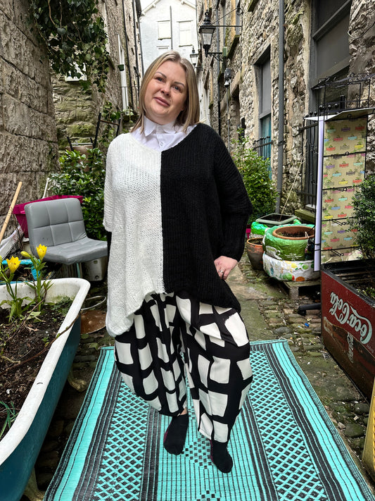 Monochrome Black-White Knitted V-Neck Jumper Fit Sizes 12-22