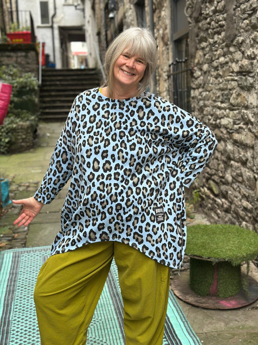 Stunning Animal Print Two Pockets Tunic Top In Blue