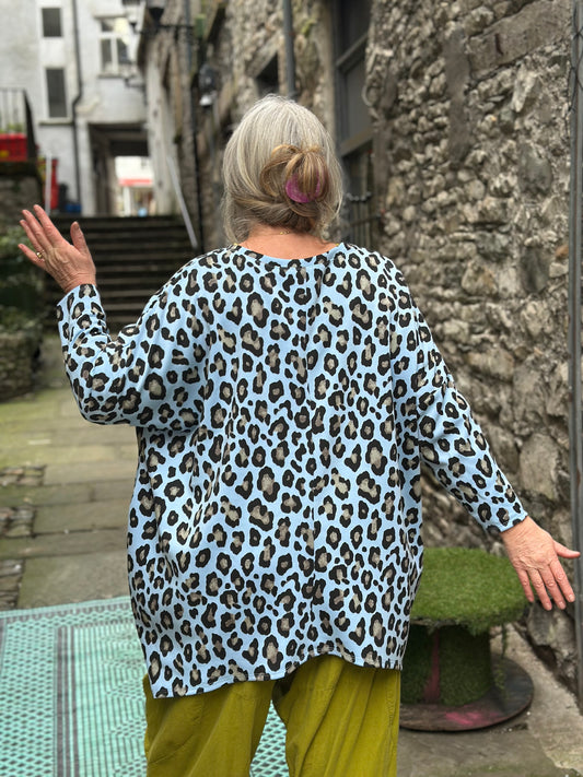 Stunning Animal Print Two Pockets Tunic Top In Blue