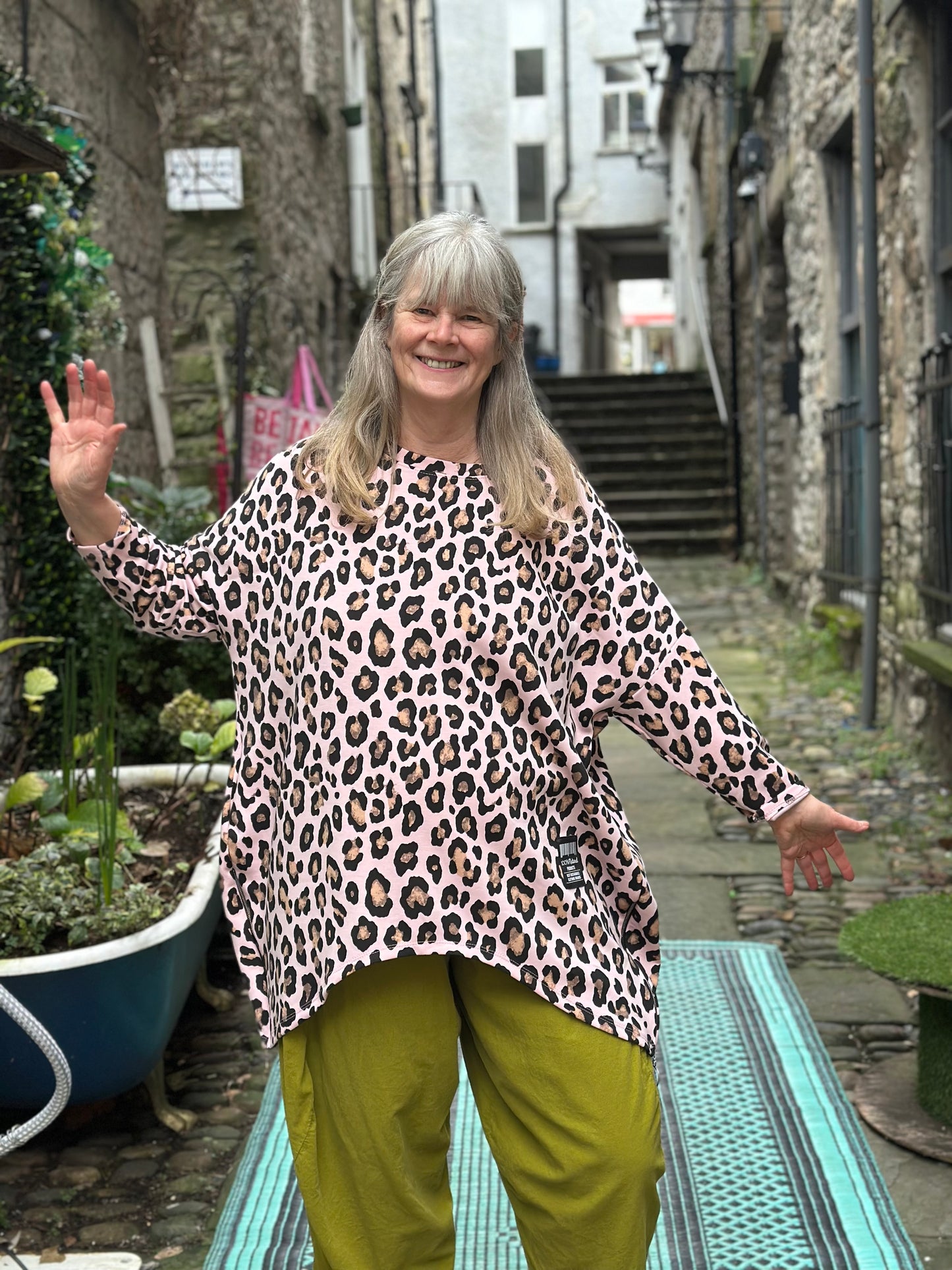Stunning Animal Print Two Pockets Tunic Top In Pink