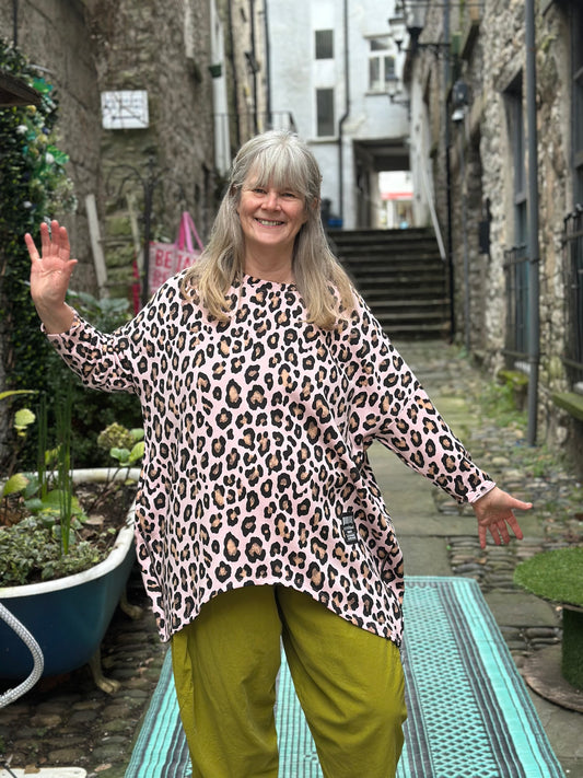Stunning Animal Print Two Pockets Tunic Top In Pink